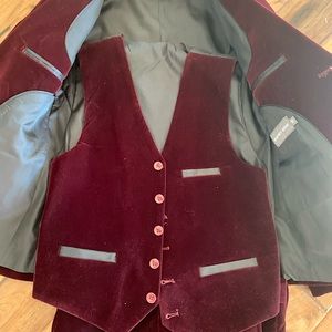 NWT Boys 10 Geoffrey Beene Velvet Wine 3 piece suit